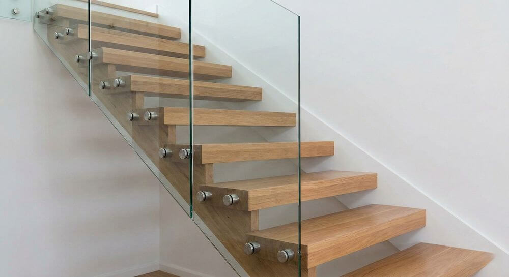 Wykończenie schodów szklaną balustradą Szklana balustrada przy schodach wewnętrznych