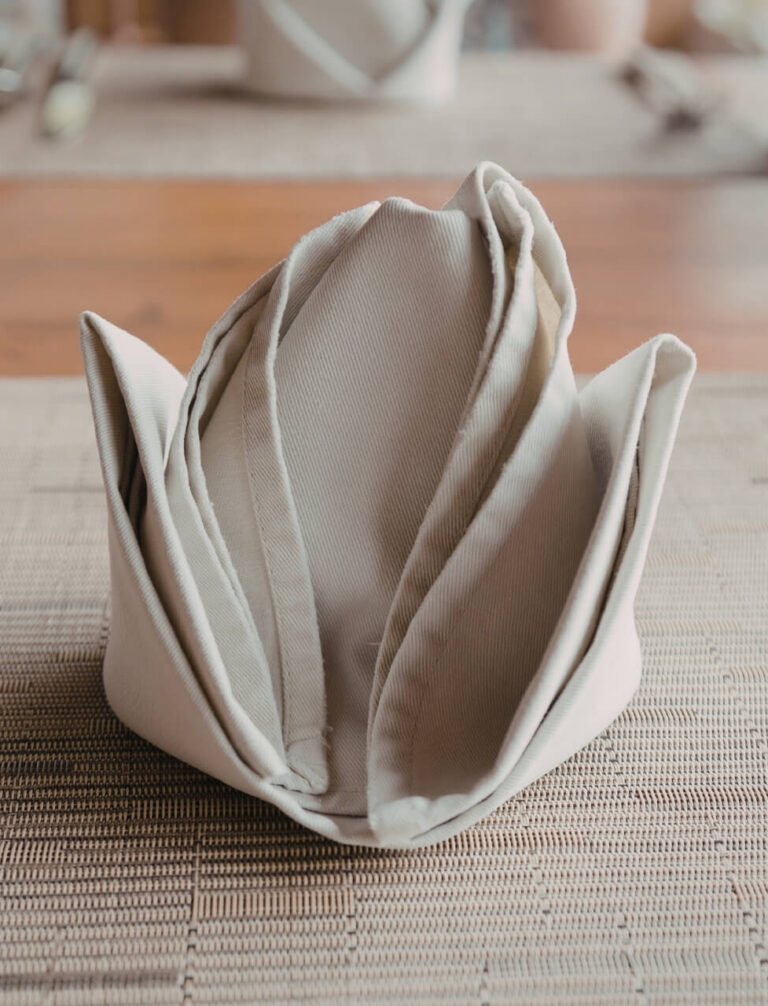 Jak ułożyć serwetki na stole? 16 prostych technik