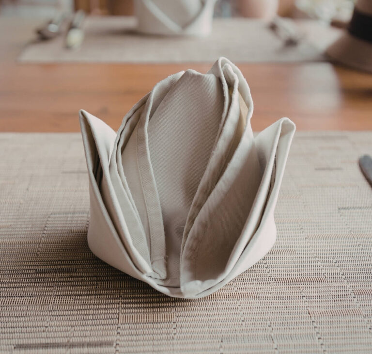 jak ułożyć serwetki na stole jadalnianym