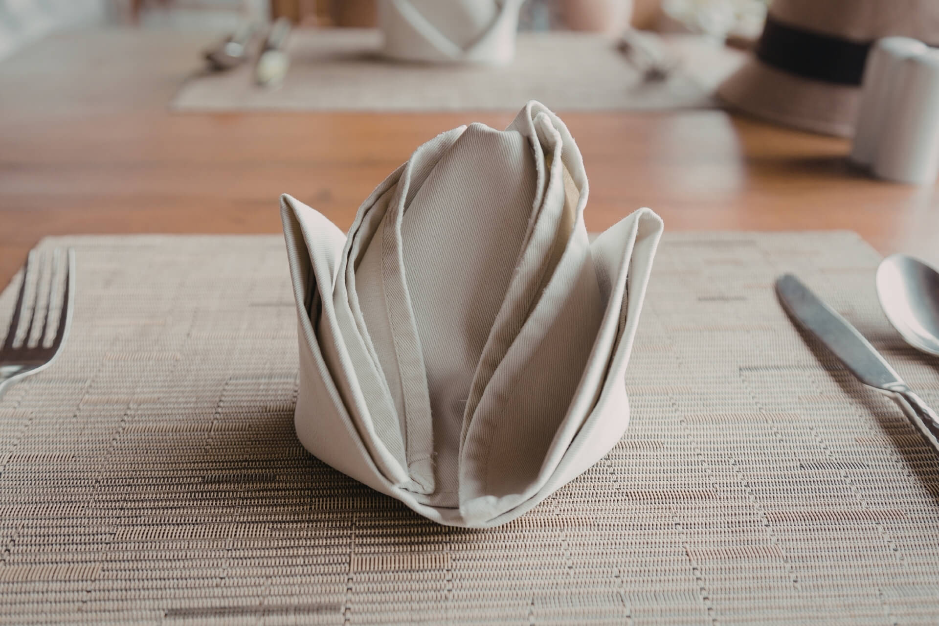 Jak ułożyć serwetki na stole? 16 prostych technik
