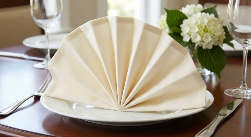 jak ułożyć serwetki na stole w formie wachlarza