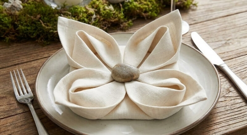 jak ułożyć serwetki na stole w formie lilii wodnej