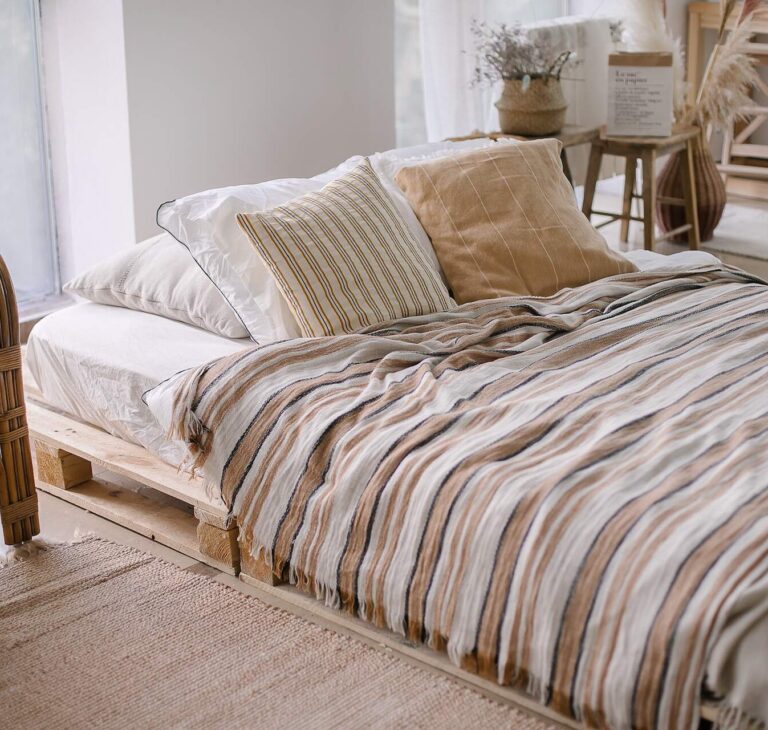 Łóżko z palet – inspiracje i wykonanie DIY