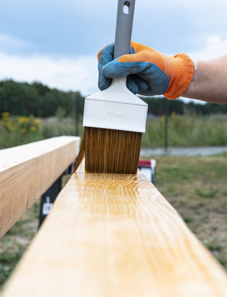 najlepsze farby do drewna na zewnątrz - malowanie