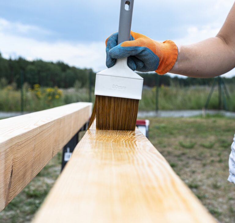 Najlepsze farby do drewna na zewnątrz – ranking TOP 10 produktów