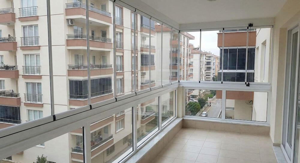 Przegrody balkonowe. Jak osłonić balkon? Zabudowa szklana ramowa