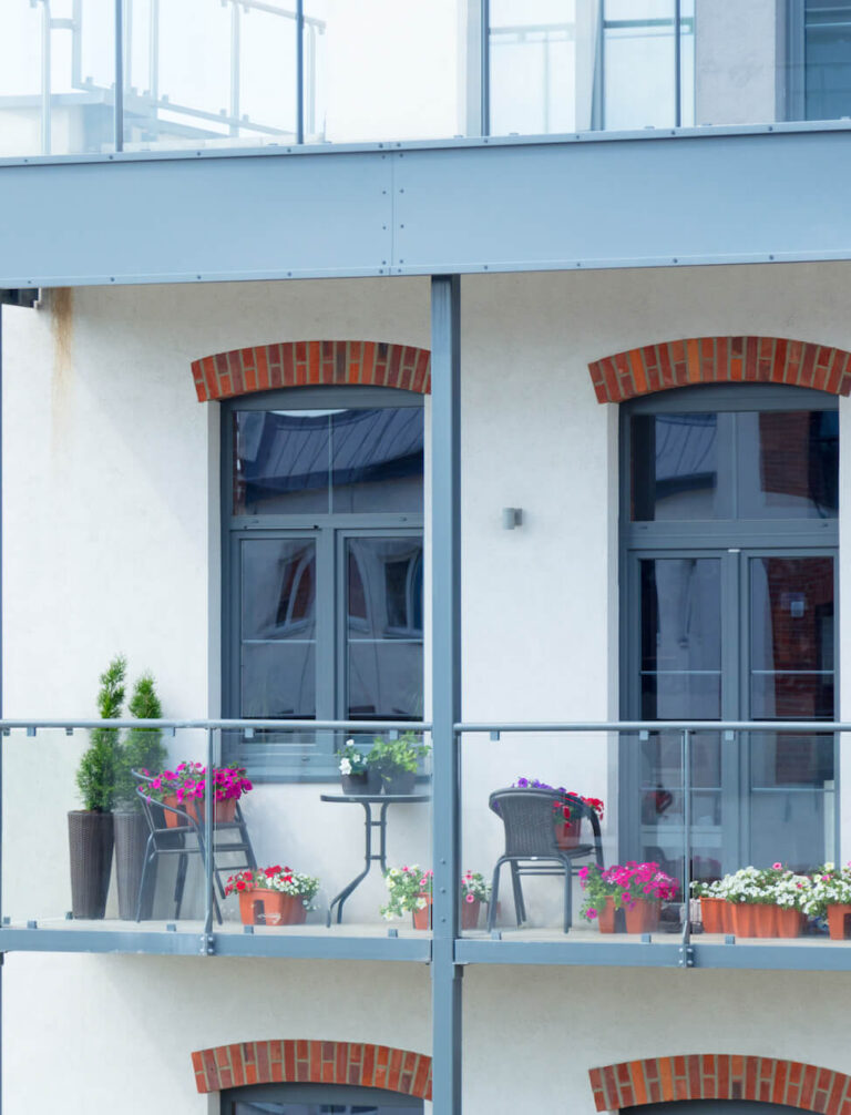 Przegrody balkonowe. Jak osłonić balkon? Praktyczny przewodnik