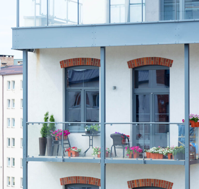 Przegrody balkonowe. Jak osłonić balkon? Praktyczny przewodnik