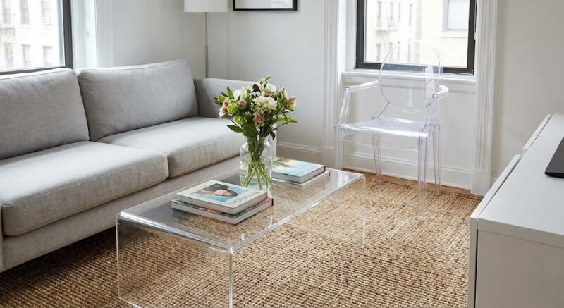 transparentne krzesło w salonie