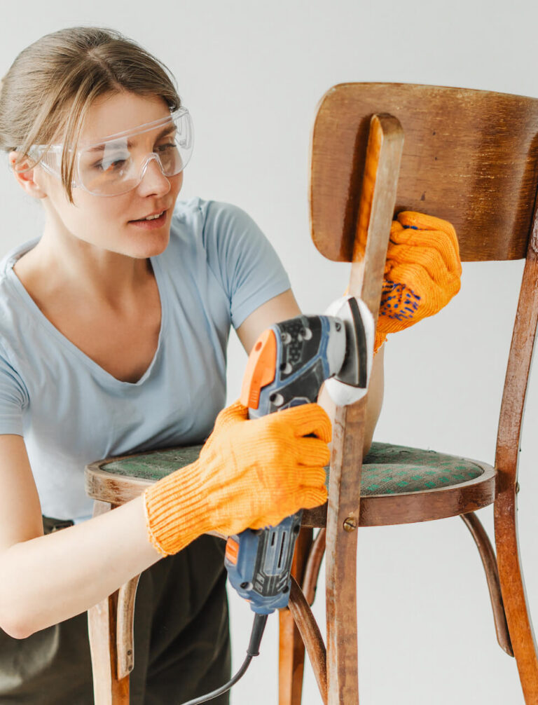 Renowacja krzesła – jak wykonać, czy się opłaca? Przewodnik