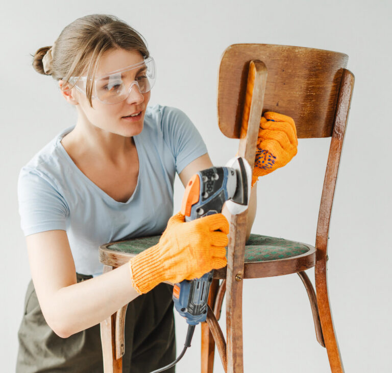 Renowacja krzesła – jak wykonać, czy się opłaca? Przewodnik
