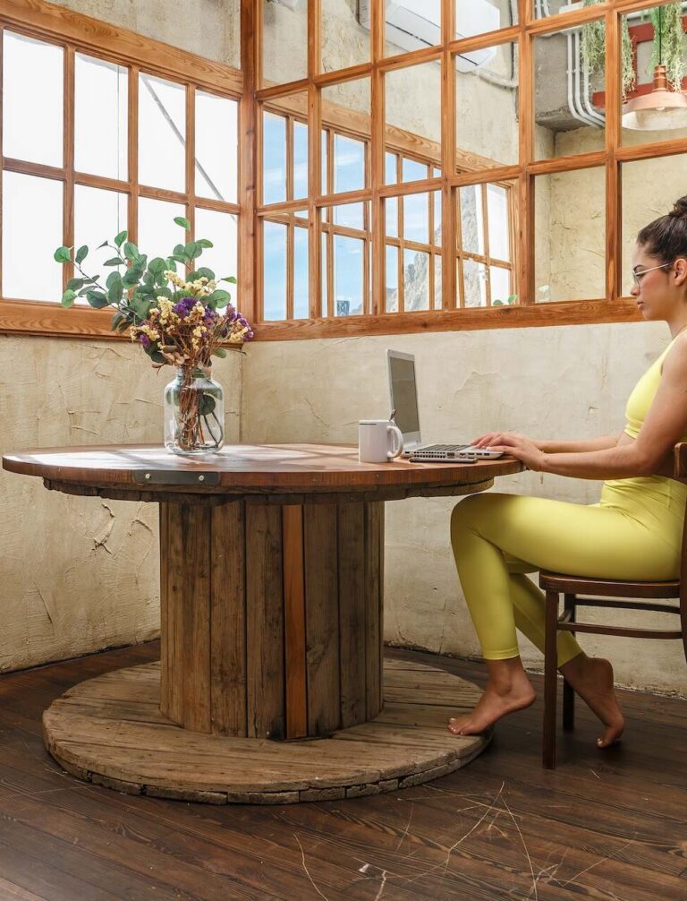 Stolik ze szpuli – jak zrobić? Instrukcja krok po kroku