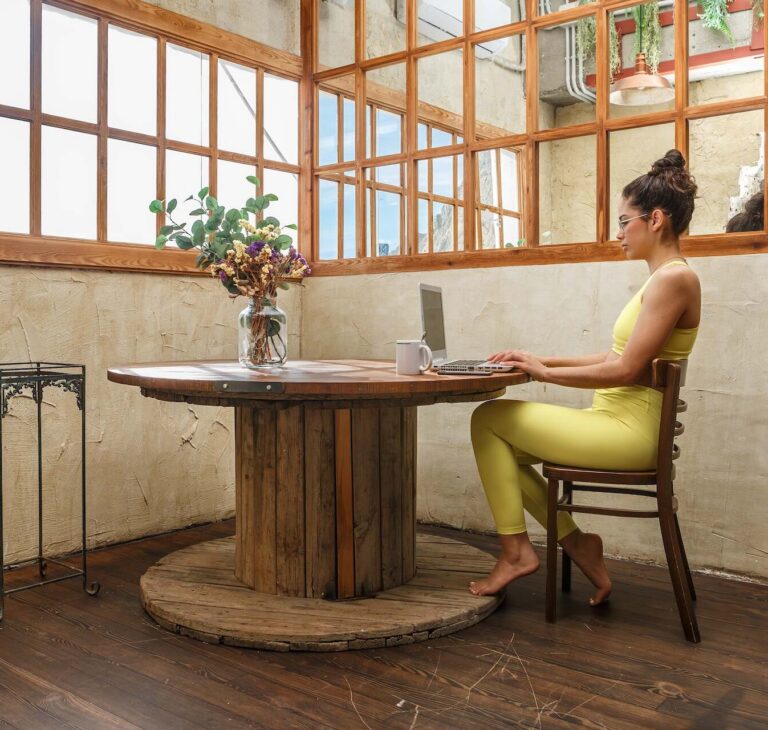 stolik ze szpuli w domu