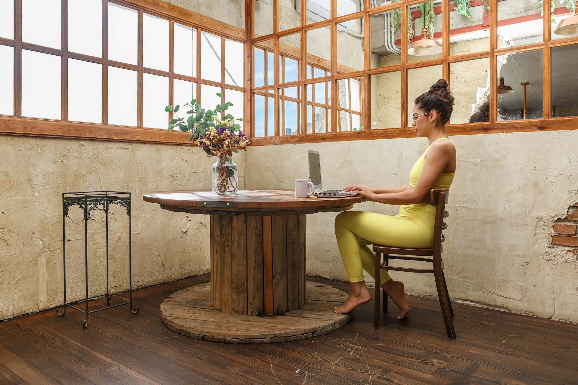 Stolik ze szpuli – jak zrobić? Instrukcja krok po kroku