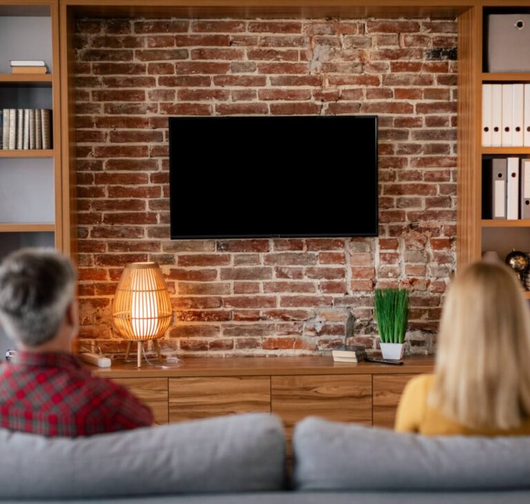 Tapeta w salonie na jednej ścianie z telewizorem – pomysły i inspiracje