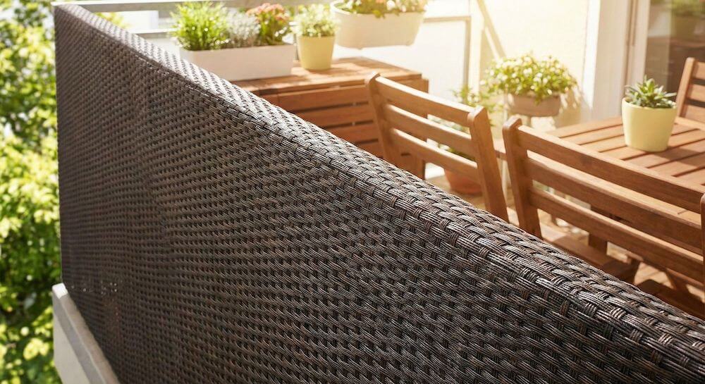 Przegrody balkonowe. Jak osłonić balkon? Maty z technorattanu