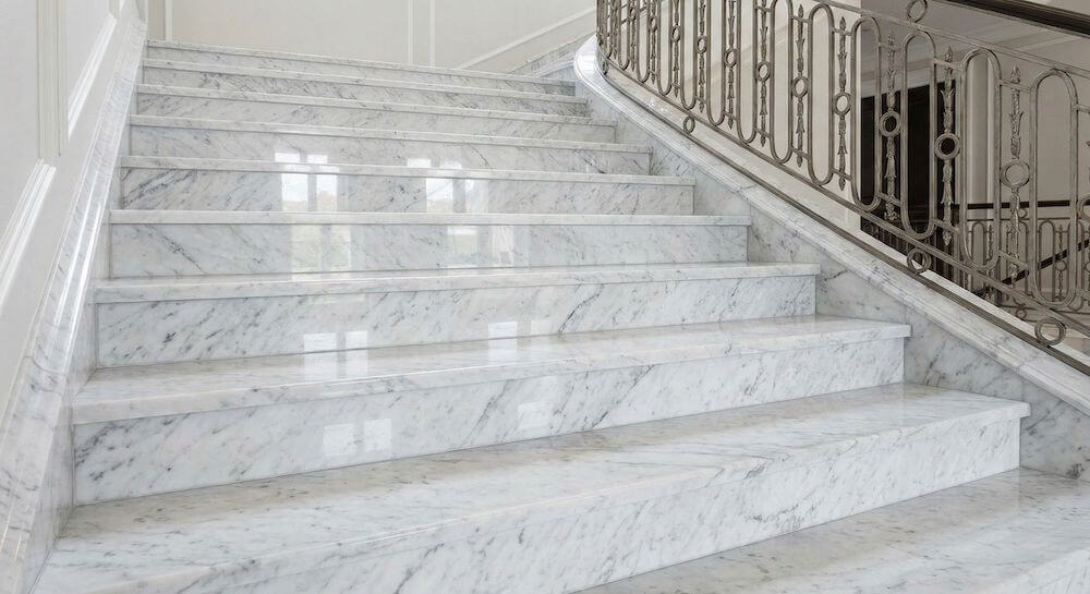 Wykończenie schodów naturalnym kamieniem Kamienne schody z polerowanego marmuru