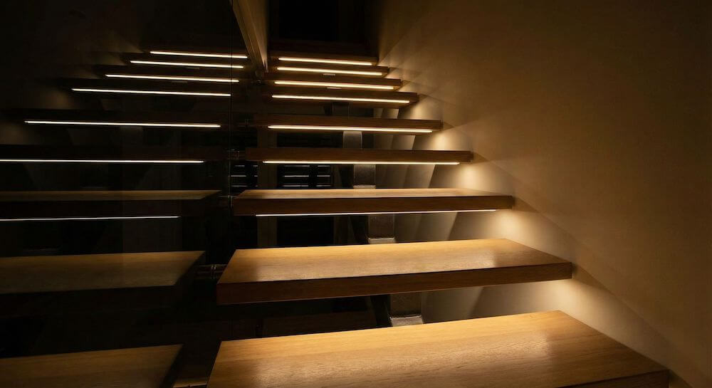 LED-owe oświetlenie schodów w domu Wykończenie schodów z zastosowaniem taśm LED