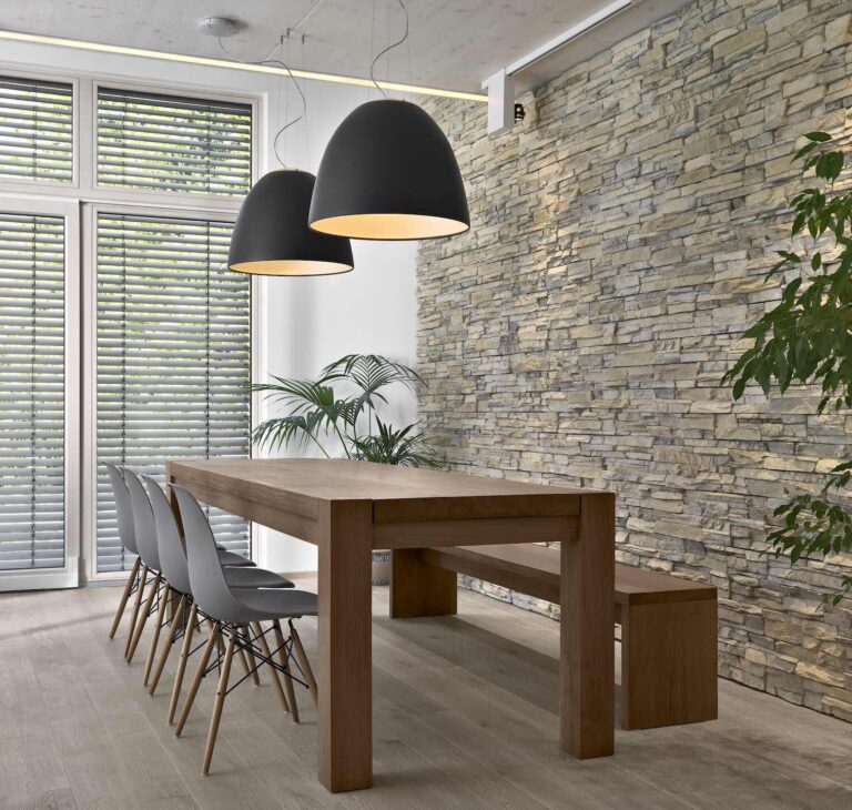 Z czym połączyć kamień na ścianie? Podpowiedź z inspiracjami 