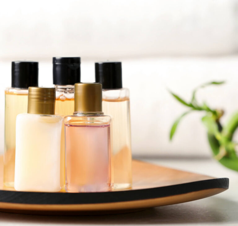 Jakie kosmetyki umieścić w łazience hotelowej? Poradnik