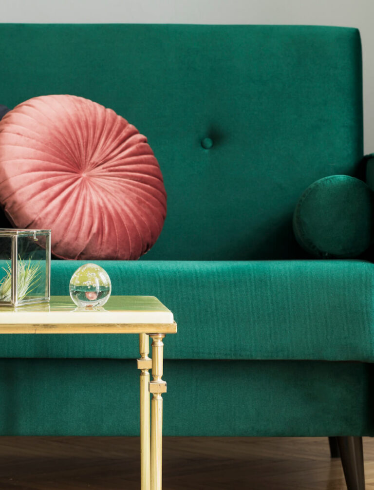 Jakie meble do zielonej kanapy? Wskazówki