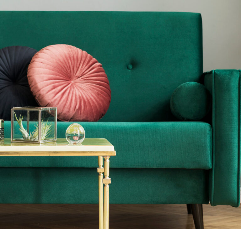 Jakie meble do zielonej kanapy? Poradnik
