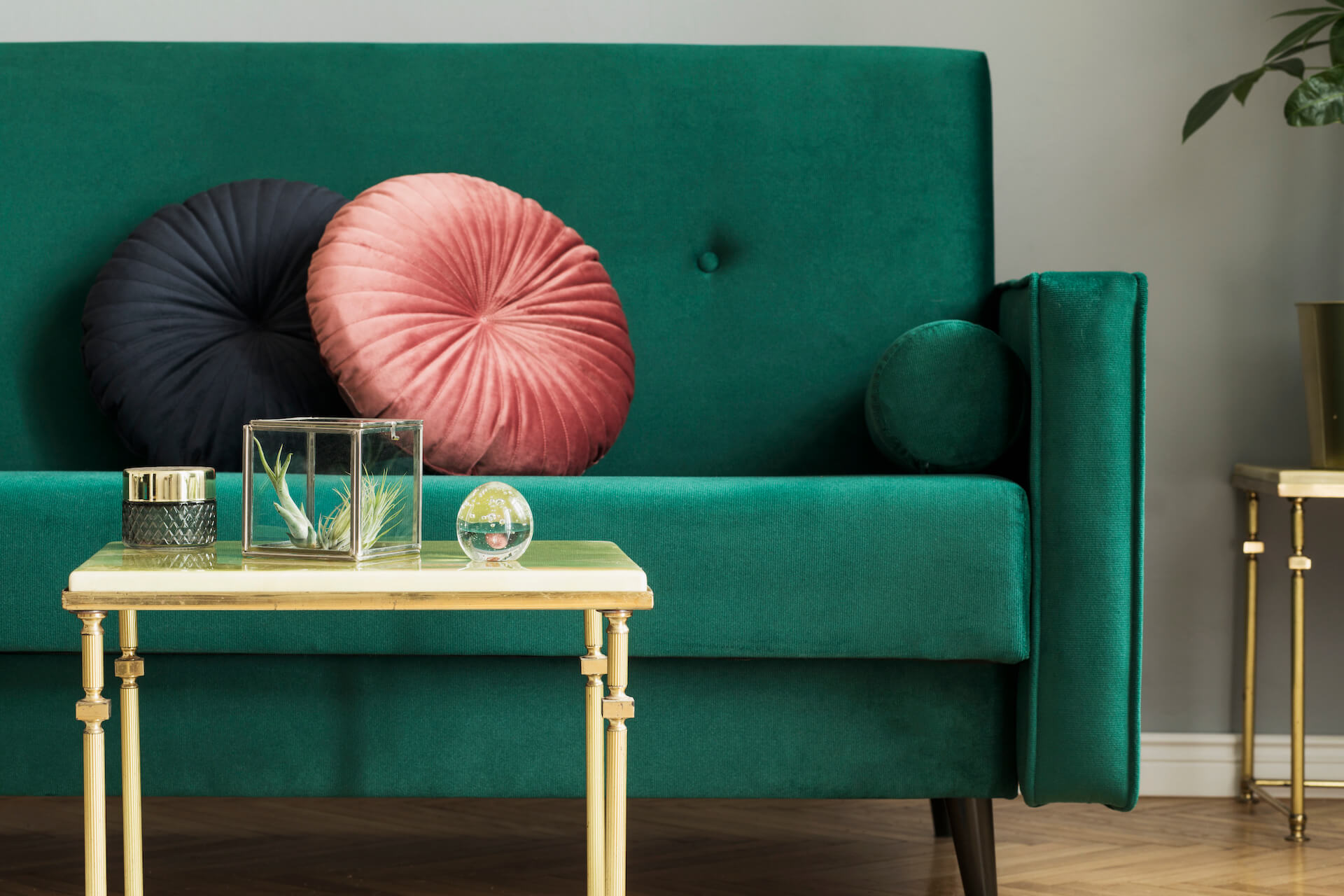 Jakie meble do zielonej kanapy? Poradnik