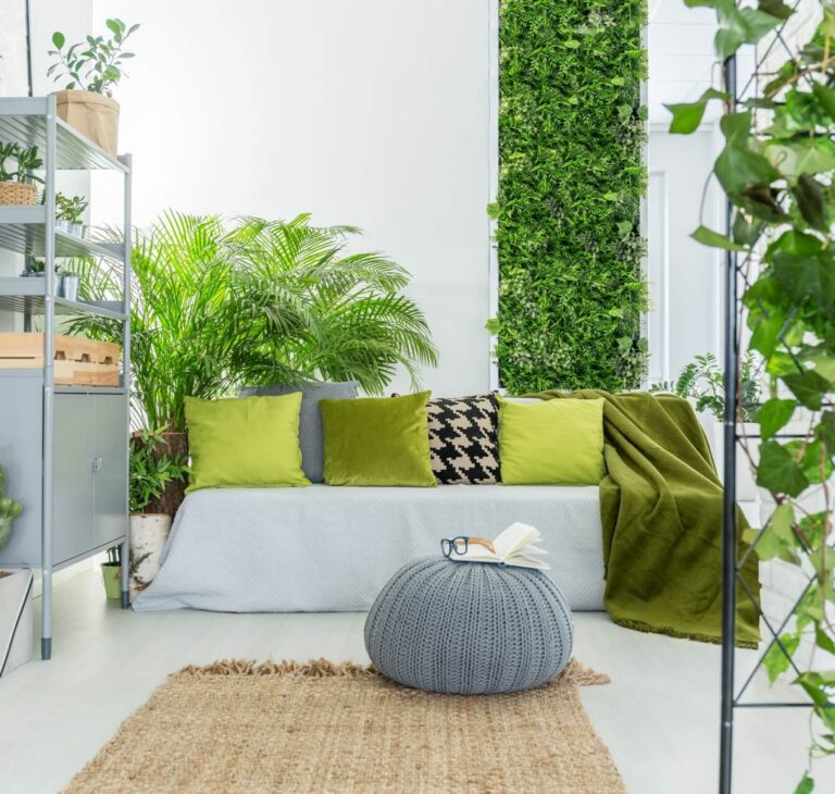 Zielona ściana w salonie – jak ją zaaranżować?